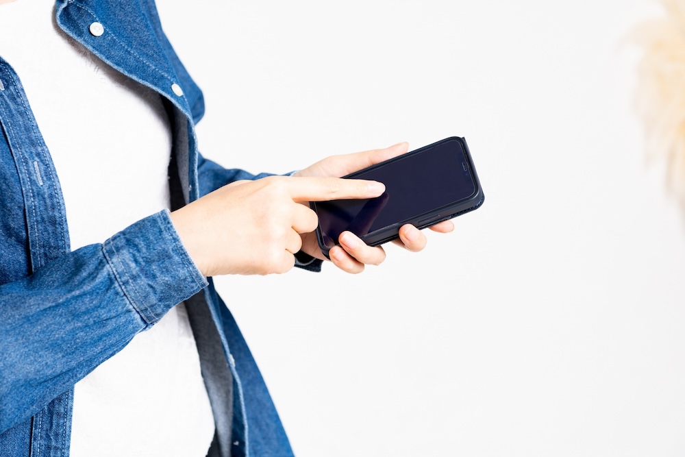 スマホを触る人