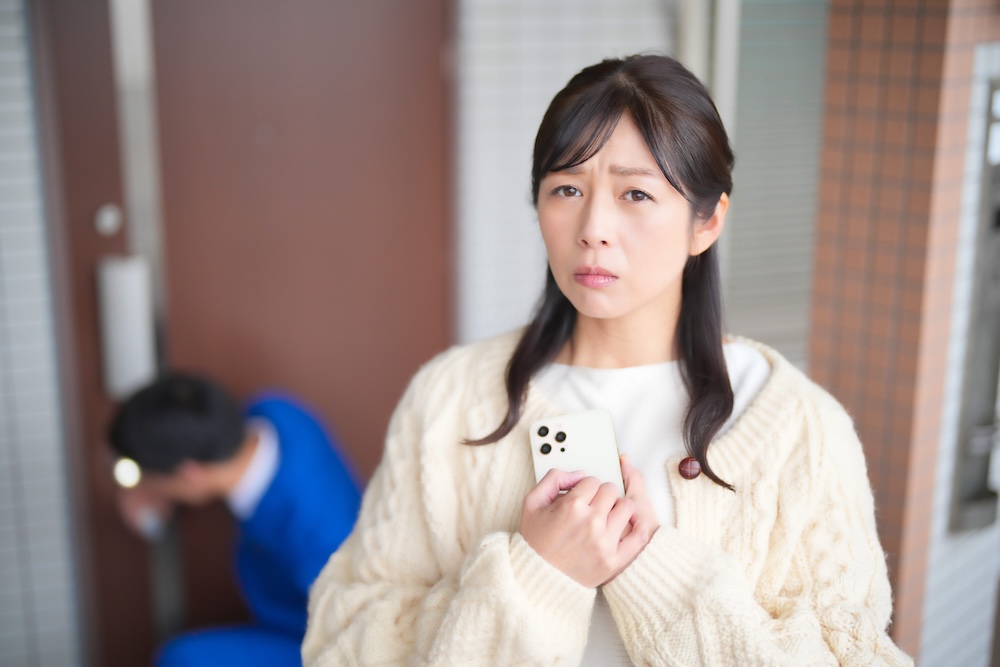 不安そうにしている女性