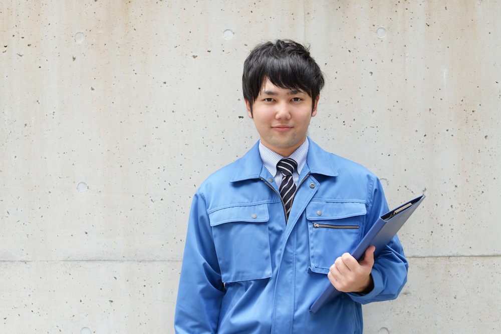青い作業着をきた男性