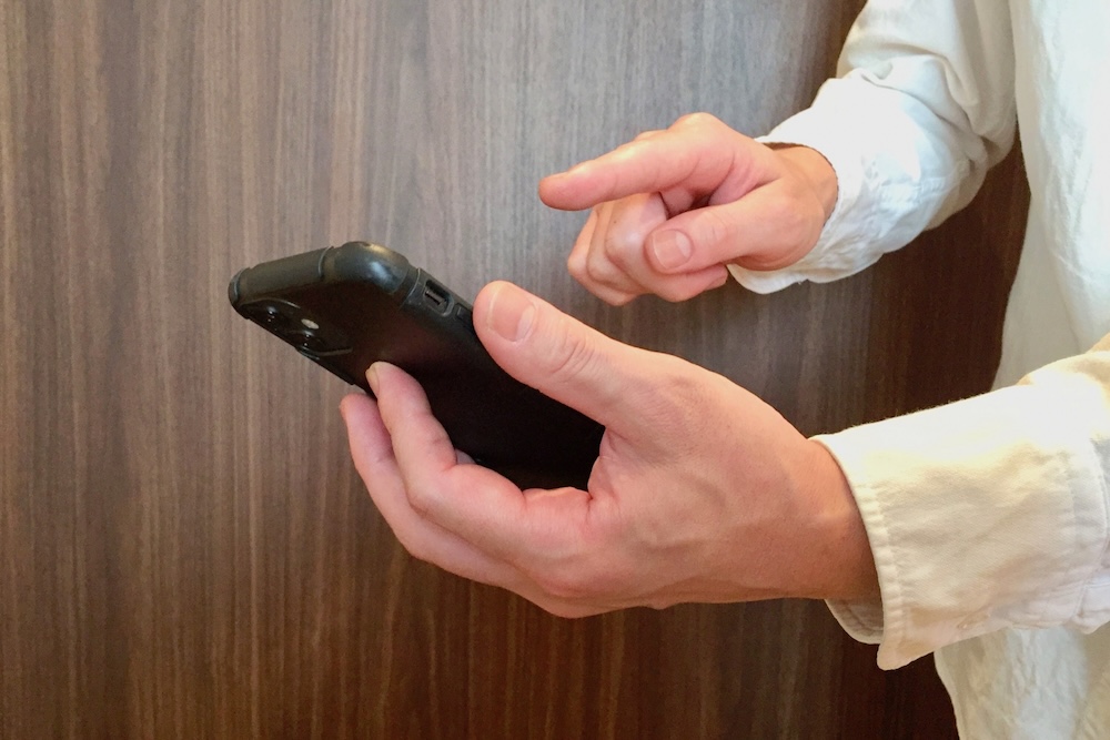 スマホで操作している男性