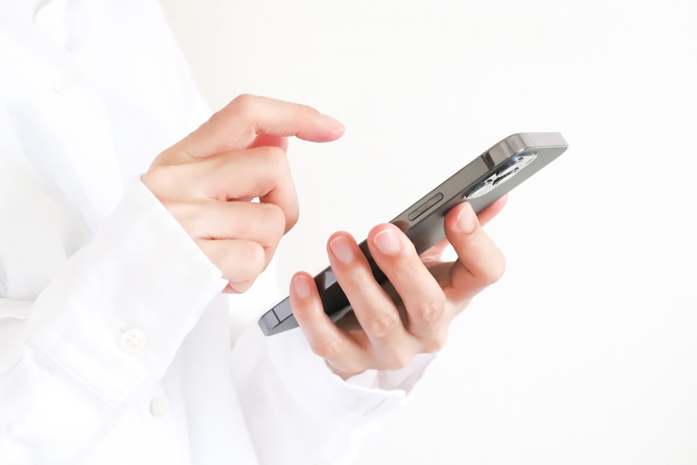 スマホを触る