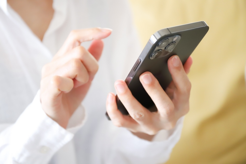 スマホを操作する女性