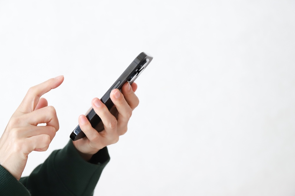 スマホ検索している男性