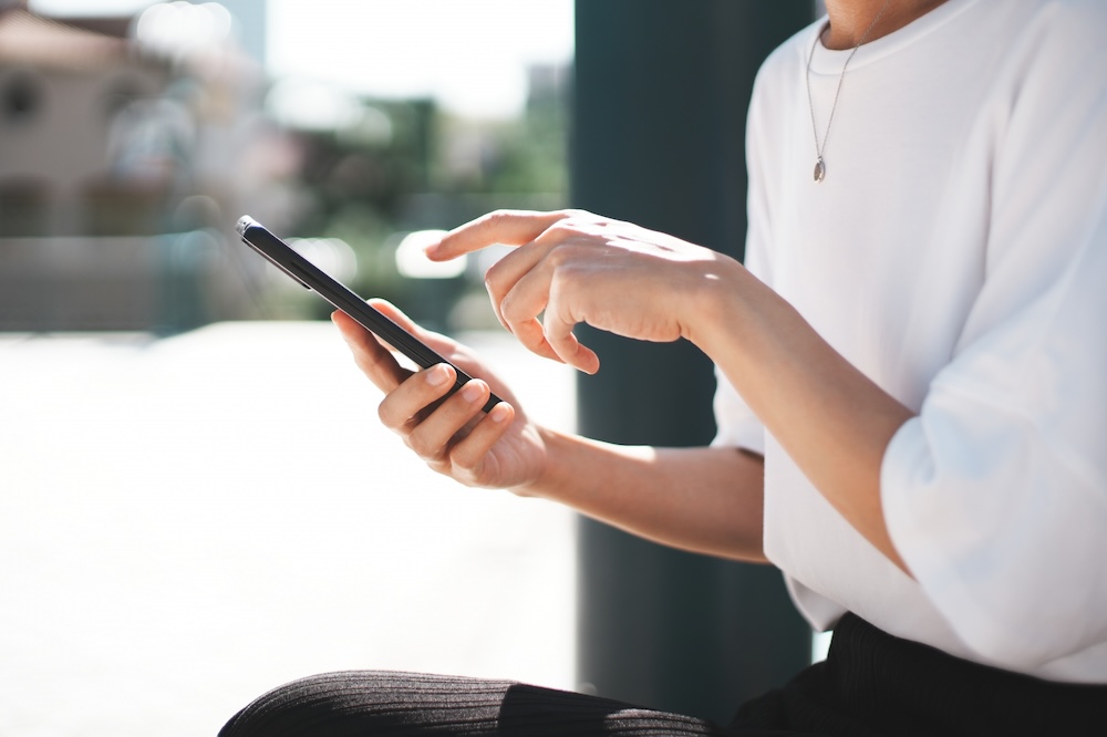 スマホを操作する女性