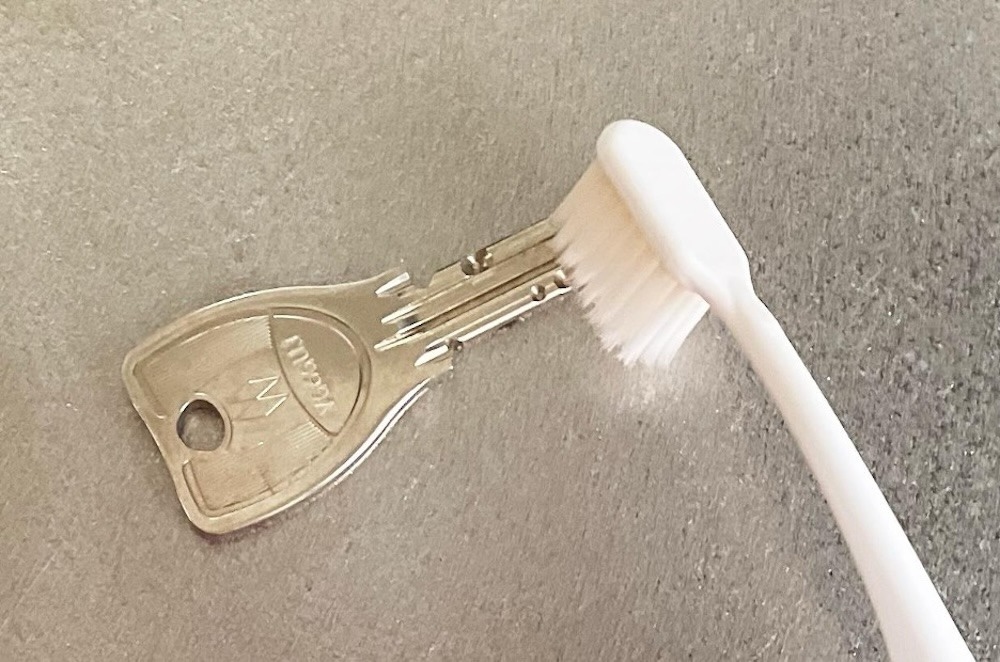鍵を歯ブラシで掃除する