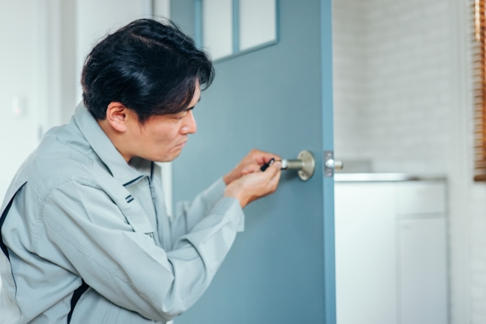 作業する鍵業者