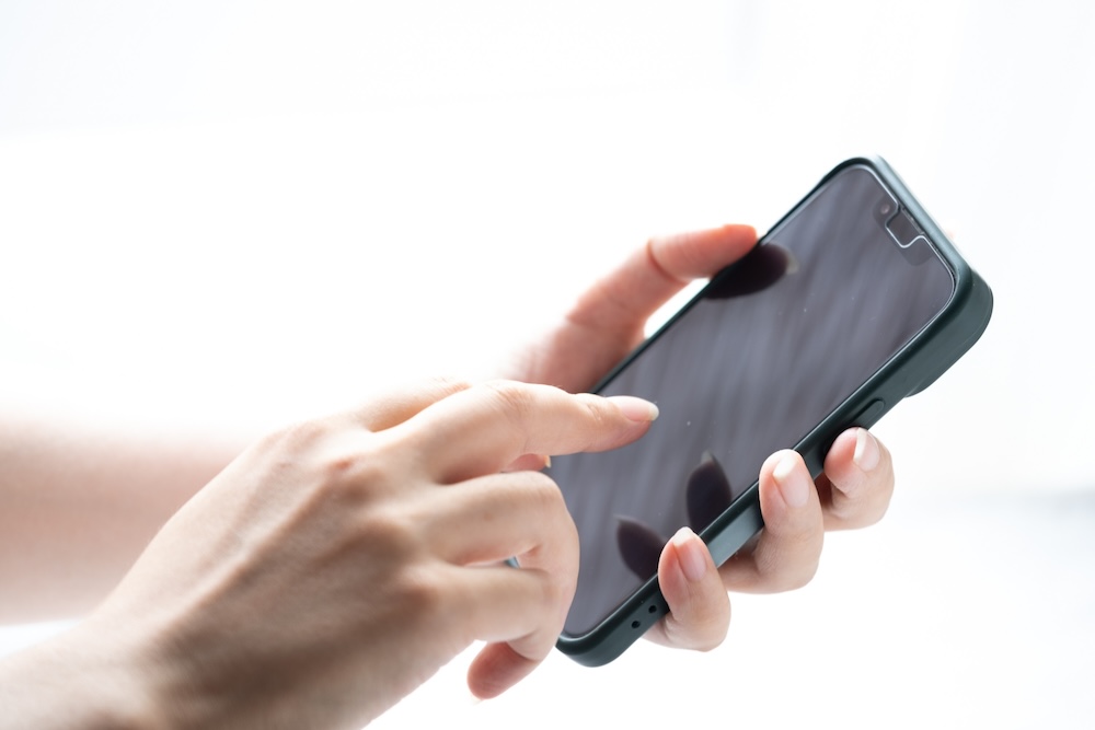 スマホで連絡する様子