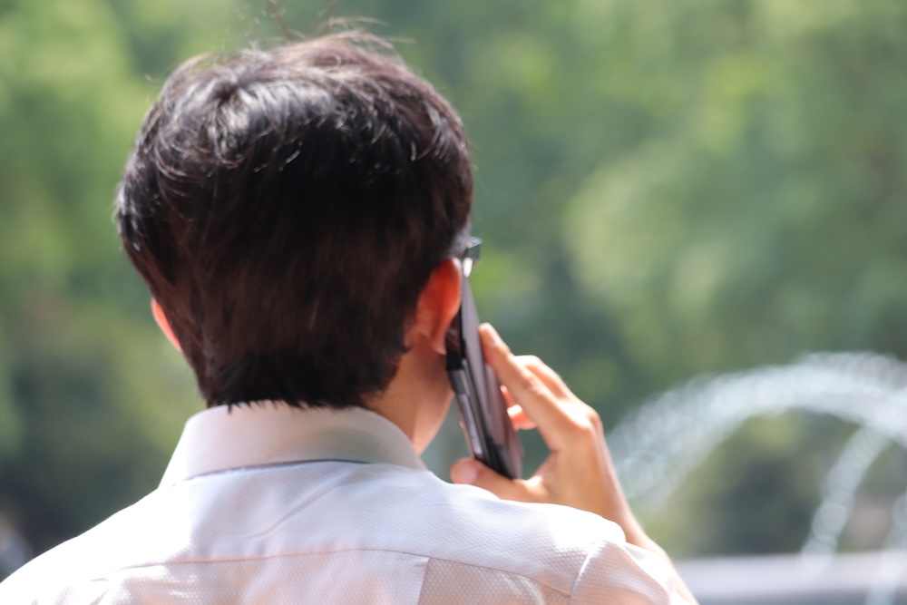 連絡する男性
