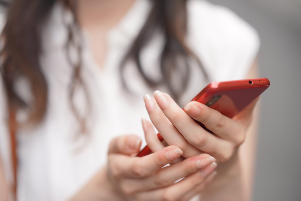スマホで連絡する女性