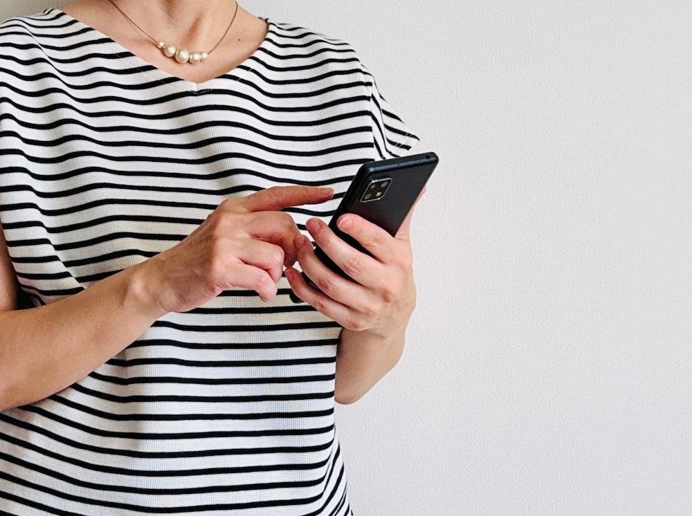 スマホで連絡する女性