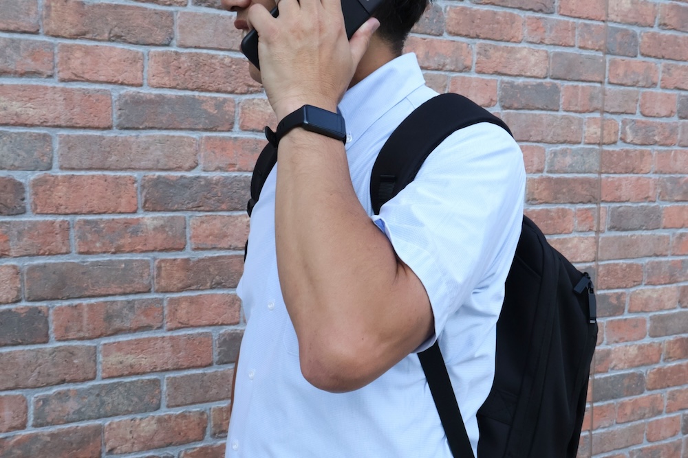 スマホで連絡する男性