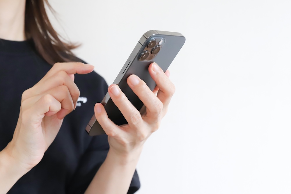 スマホで操作する女性