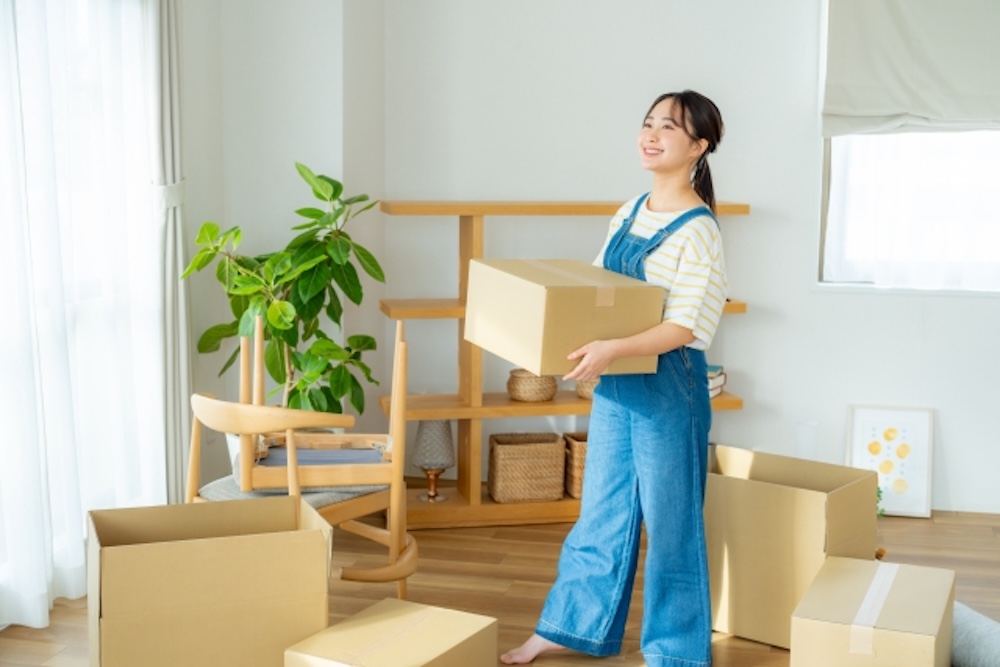 引っ越しする女性