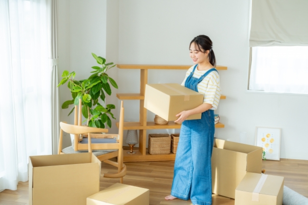 引っ越し作業をする女性