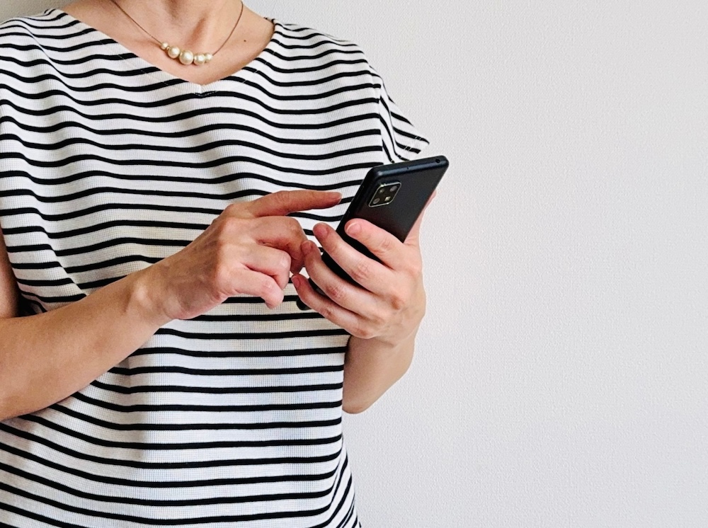 スマホで連絡する女性