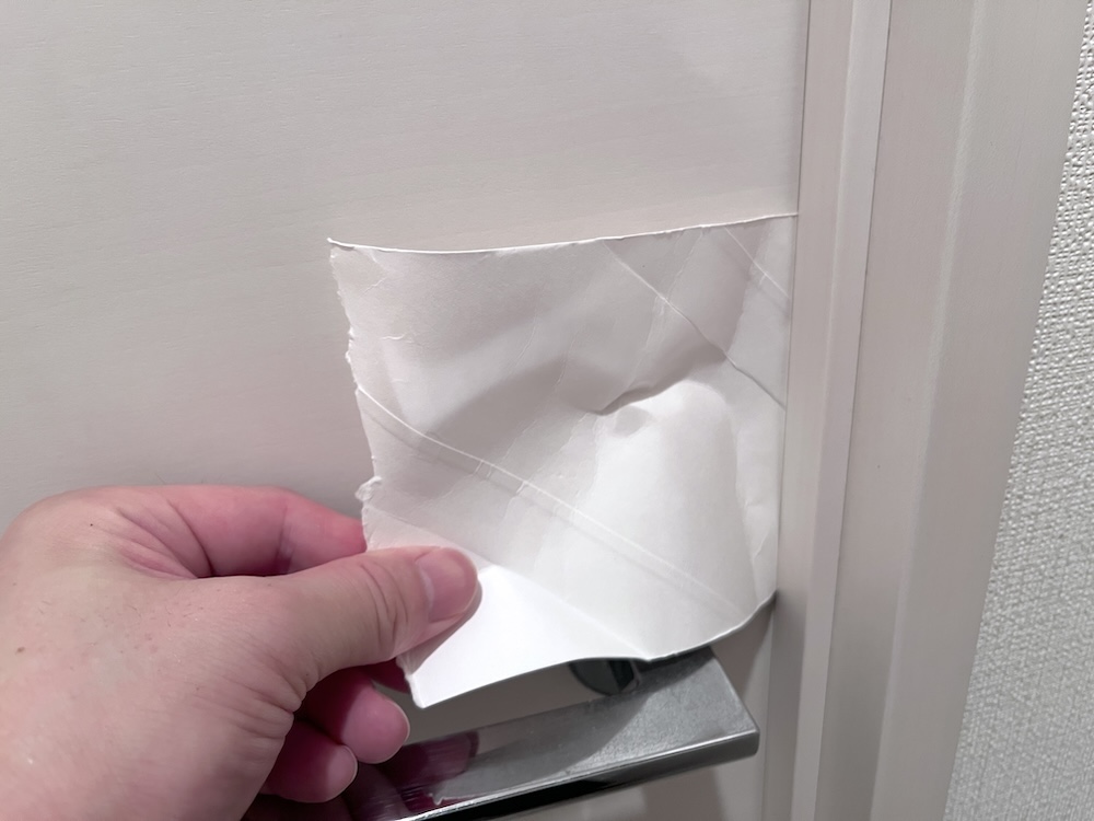 ラッチボルトめがけてトイレットペーパーの芯をさしこむ