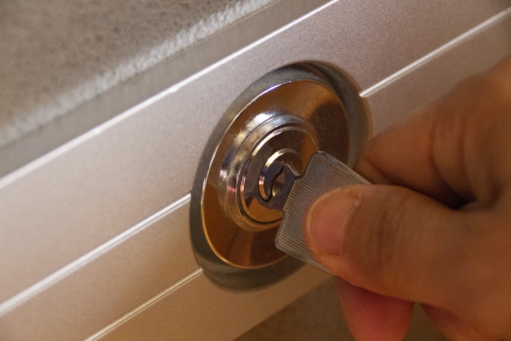 鍵をさしても開かない金庫
