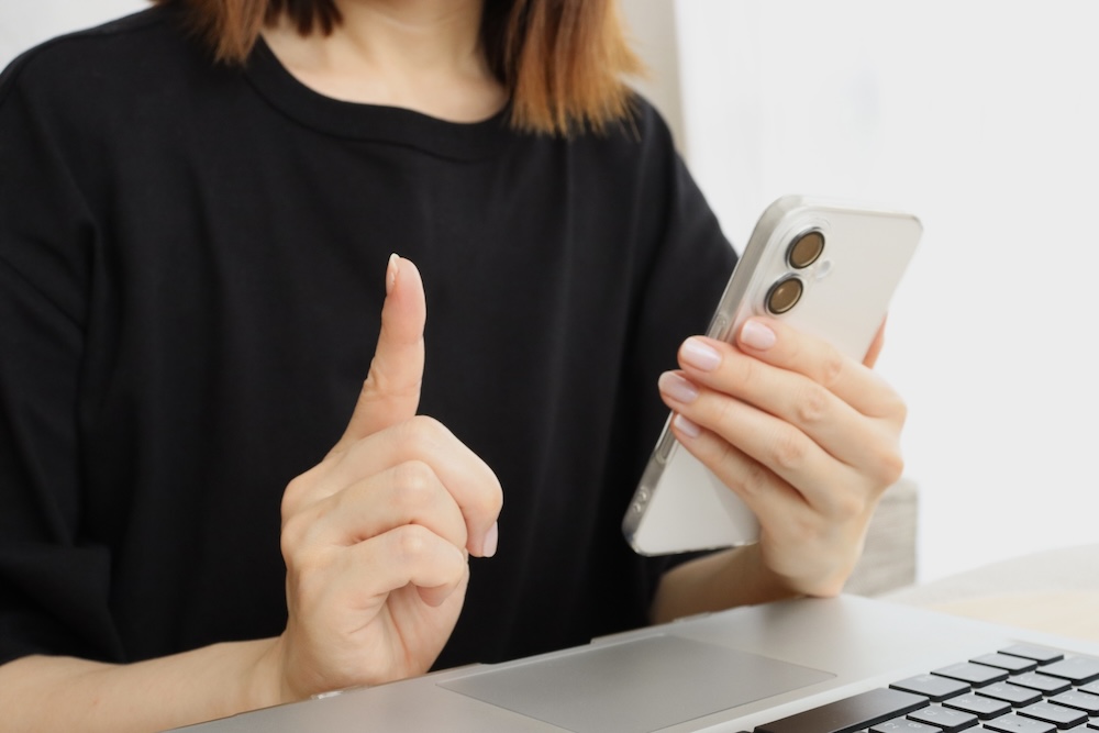 スマホを操作する女性