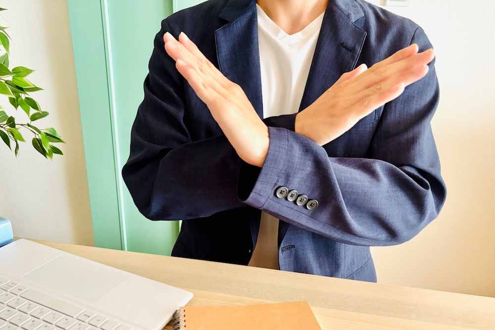 拒否する男性