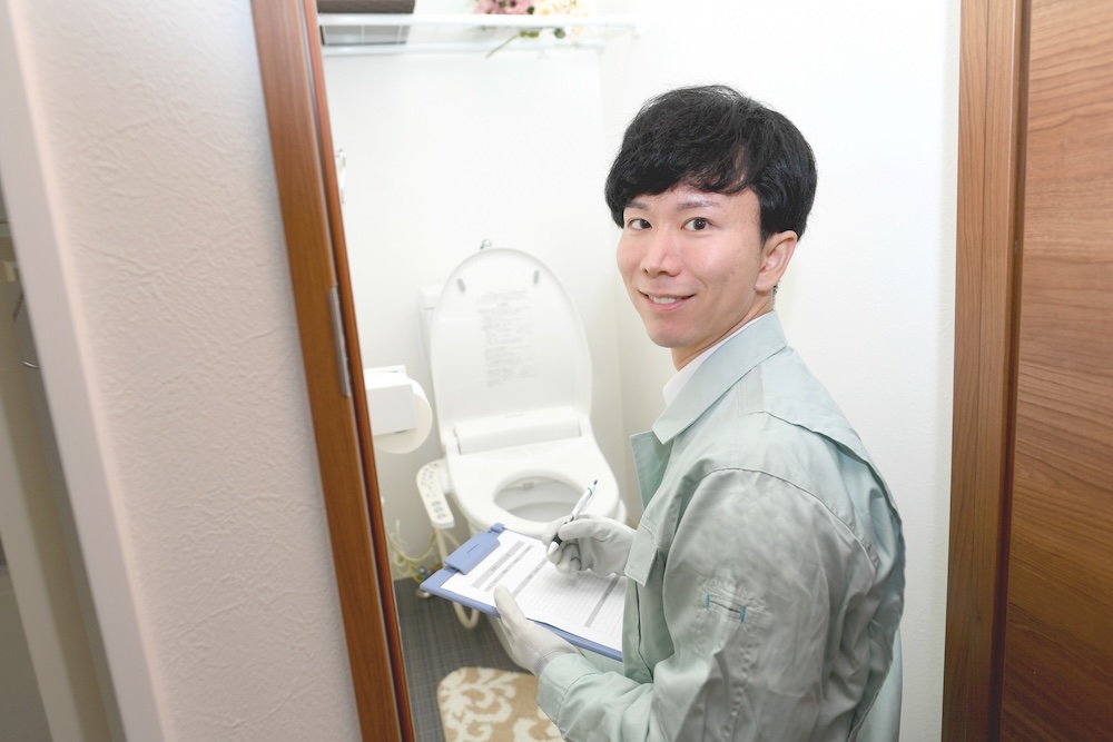 作業する鍵業者