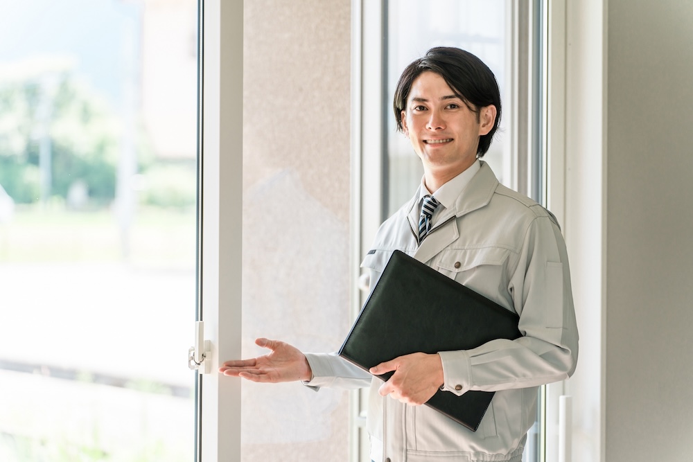 説明する鍵業者