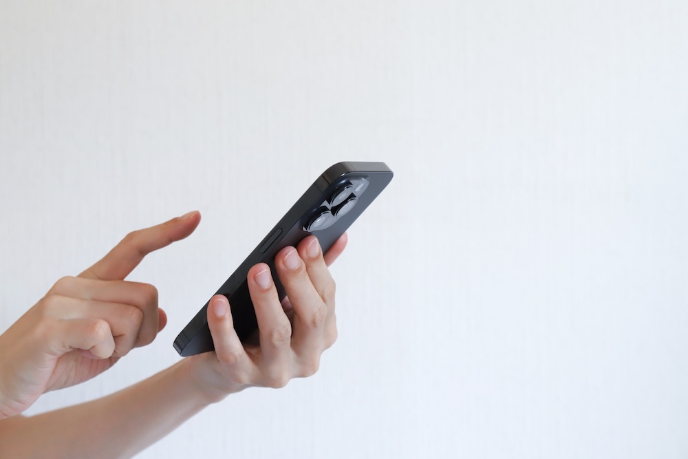 スマホを操作する様子