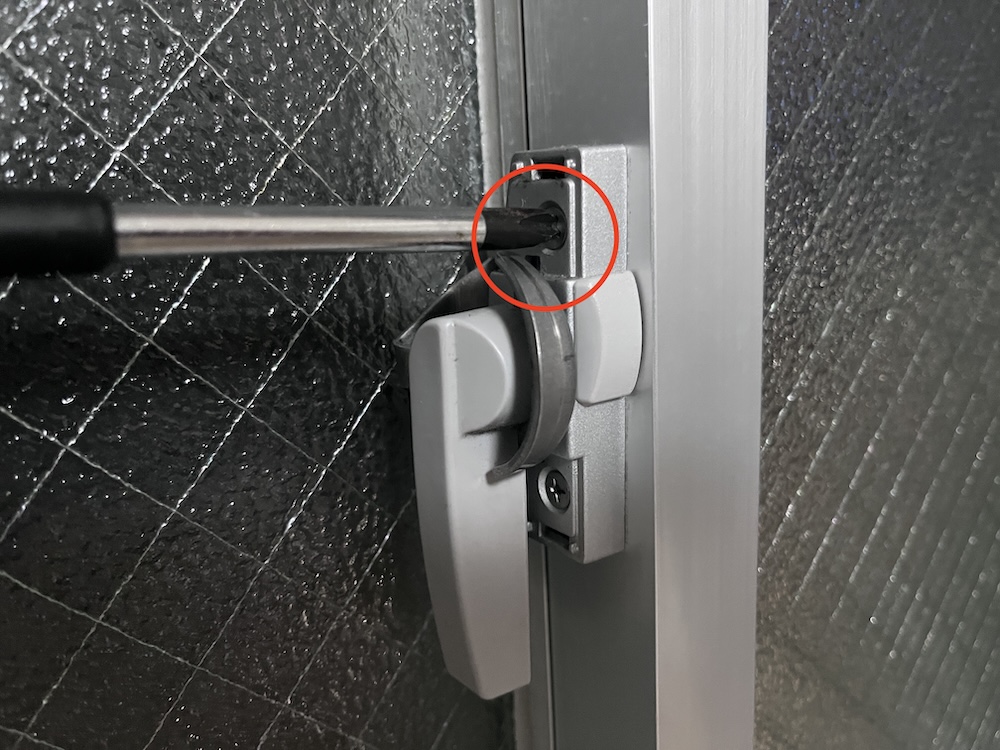 上のビスを外す