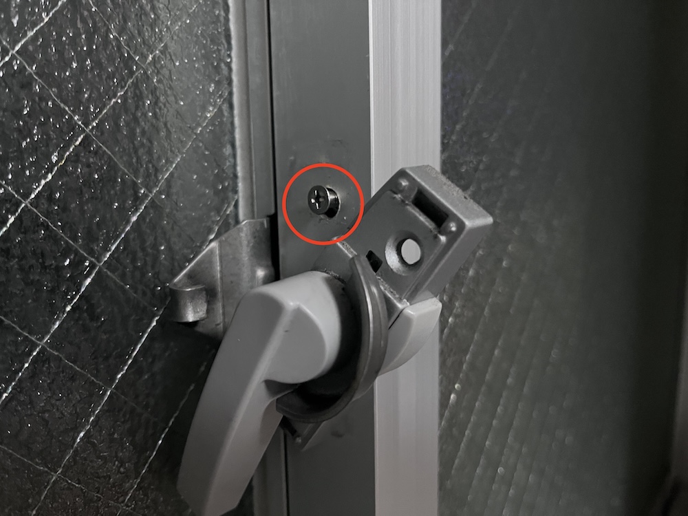 上のビスを仮止めする