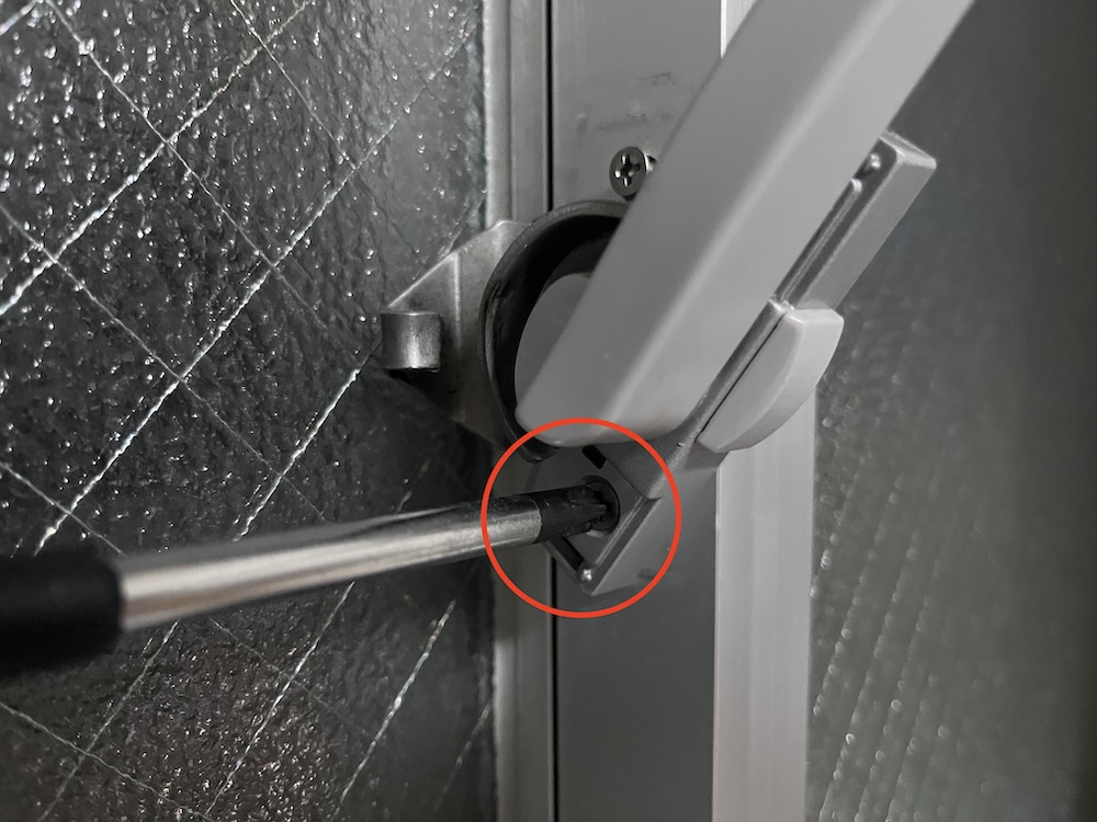 下のビスとクレセント錠を外す