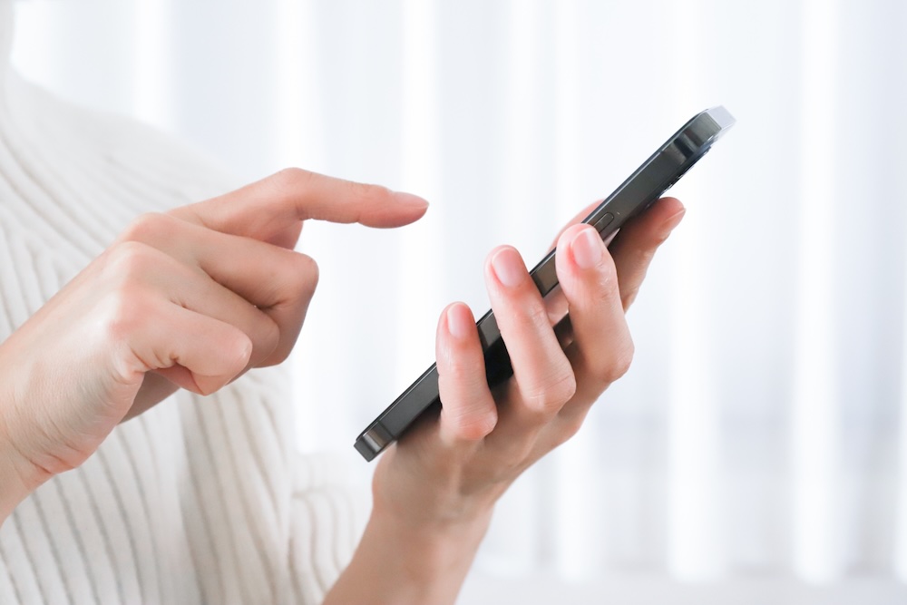 スマホで連絡する様子