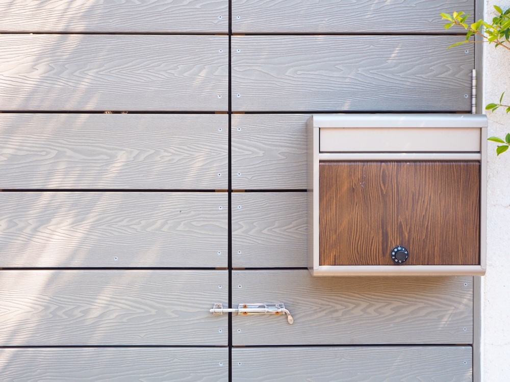 玄関先のダイヤル式ポスト