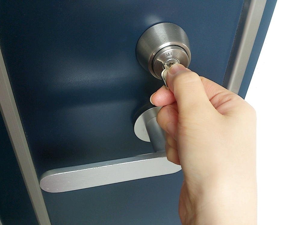 丁寧に鍵を開け閉めする