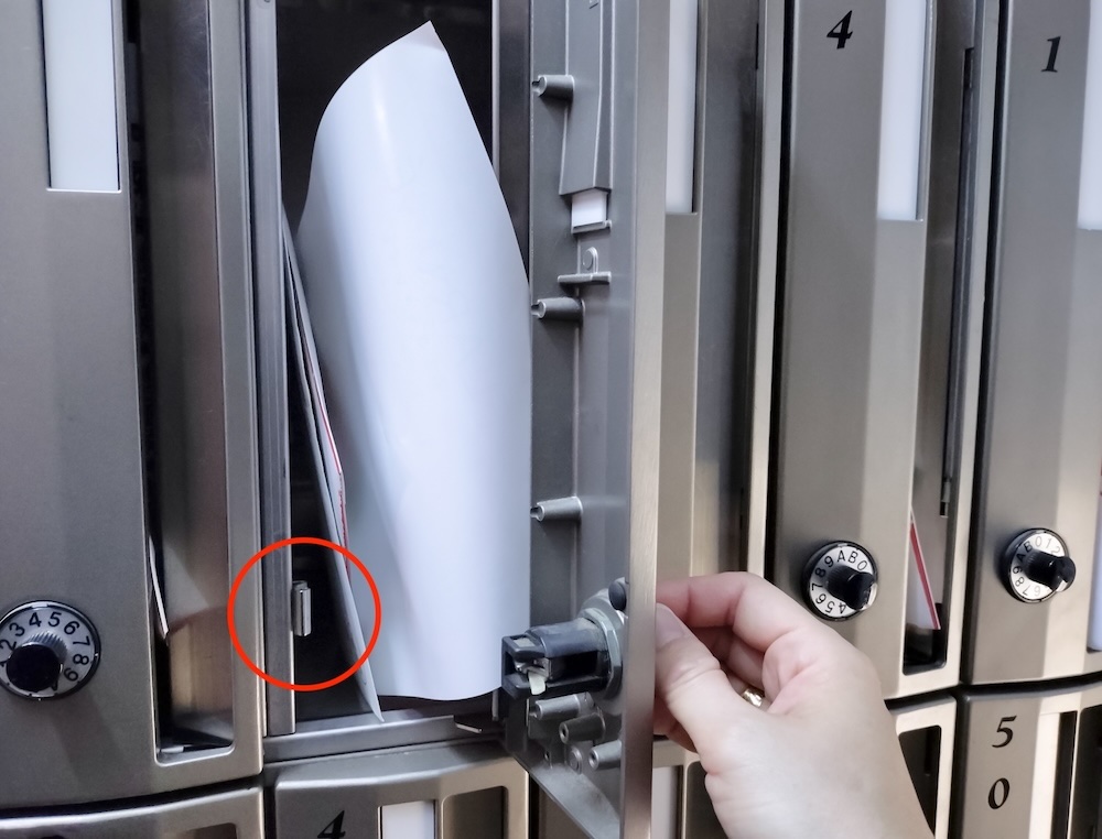 扉が開いているダイヤル式ポスt