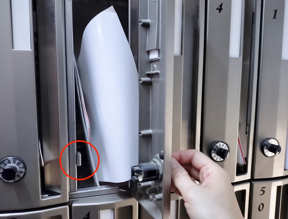 扉が開いたままのポスト