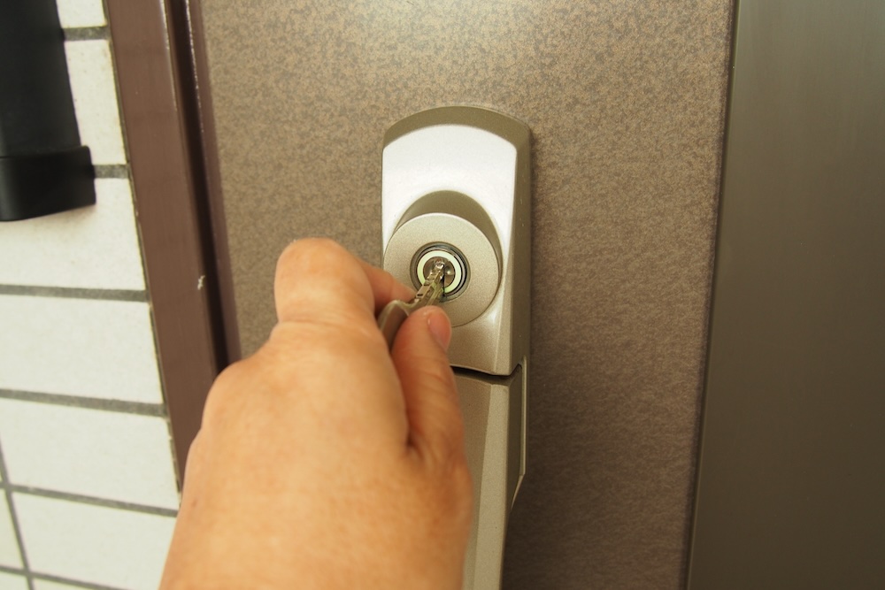 力を入れて鍵を開ける様子