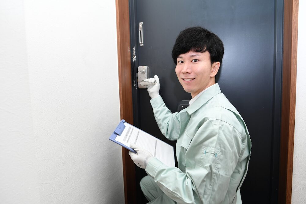 作業する鍵業者
