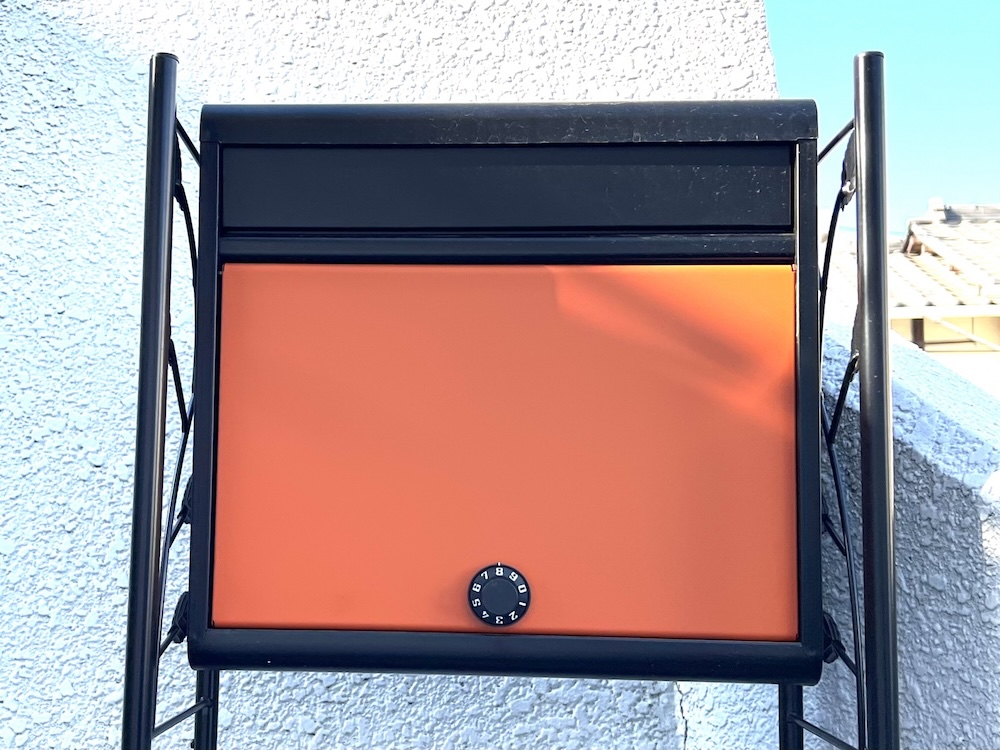 一軒家のダイヤル式ポスト