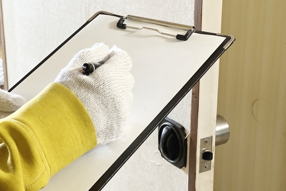 メモを取る作業員