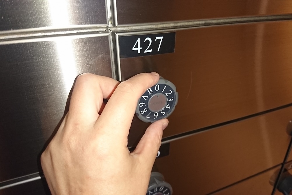 ダイヤル式ポストを開ける様子