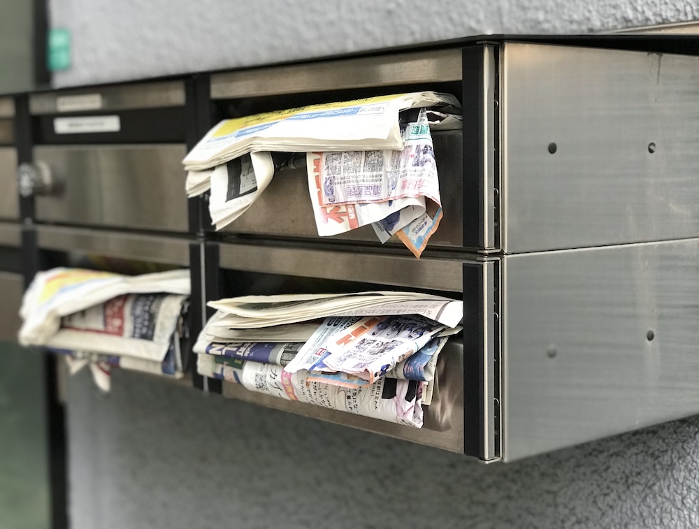 郵便物が溢れたポスト