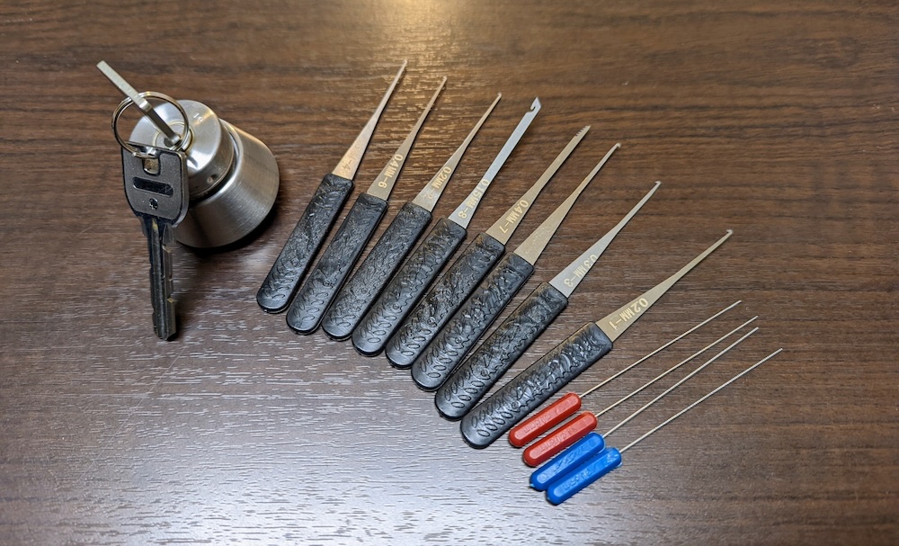 シリンダーと鍵開け用の工具