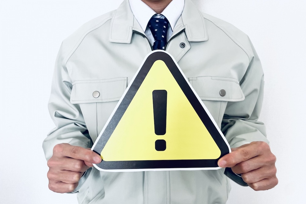 注意札を持った作業員