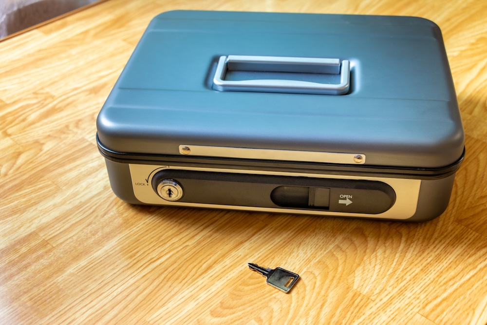 手提げ金庫と鍵