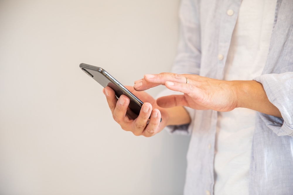 スマホで連絡する様子