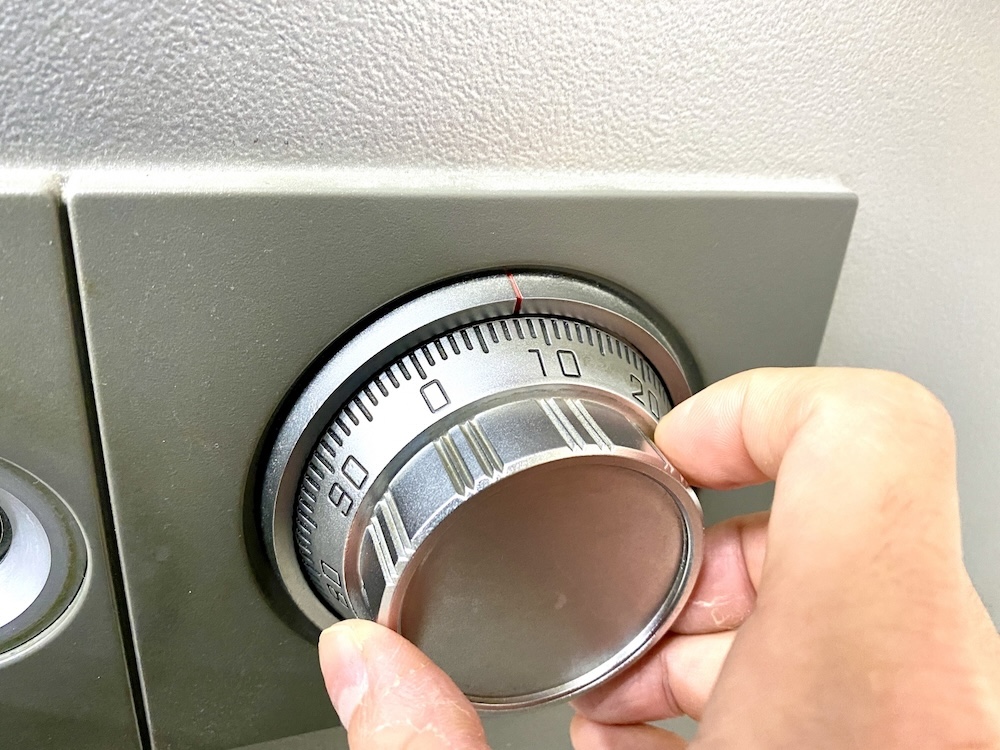 ダイヤル式金庫を開ける様子
