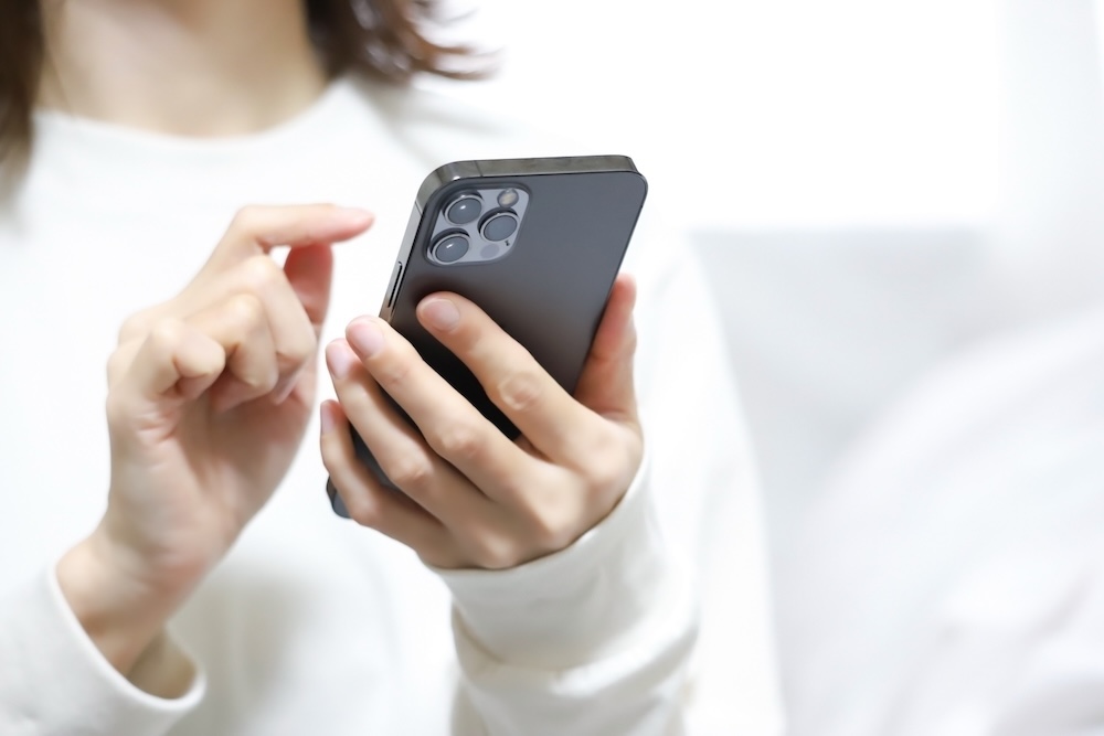 スマホを操作する女性