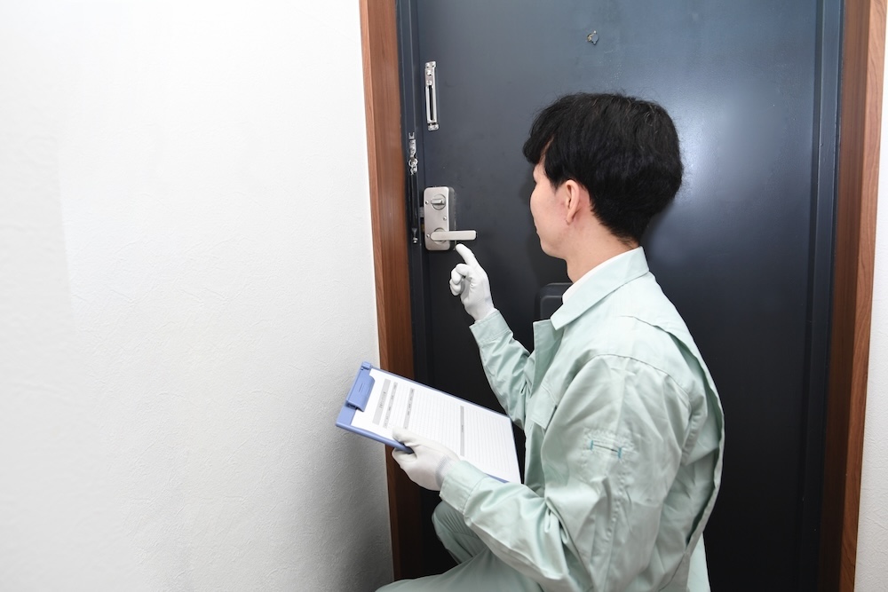 作業する鍵業者