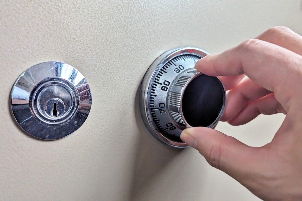 ダイヤル式金庫を開ける様子