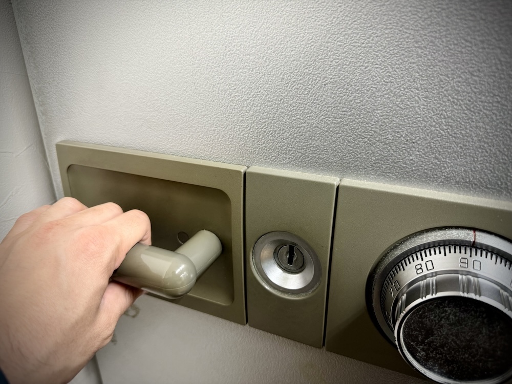 金庫の扉を持ち上げる様子