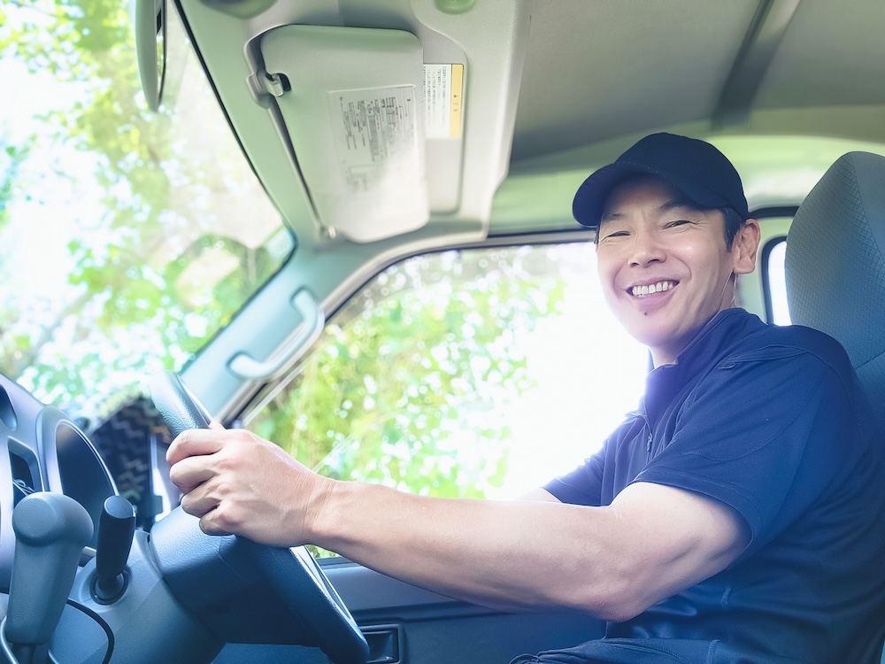 車を運転する鍵業者